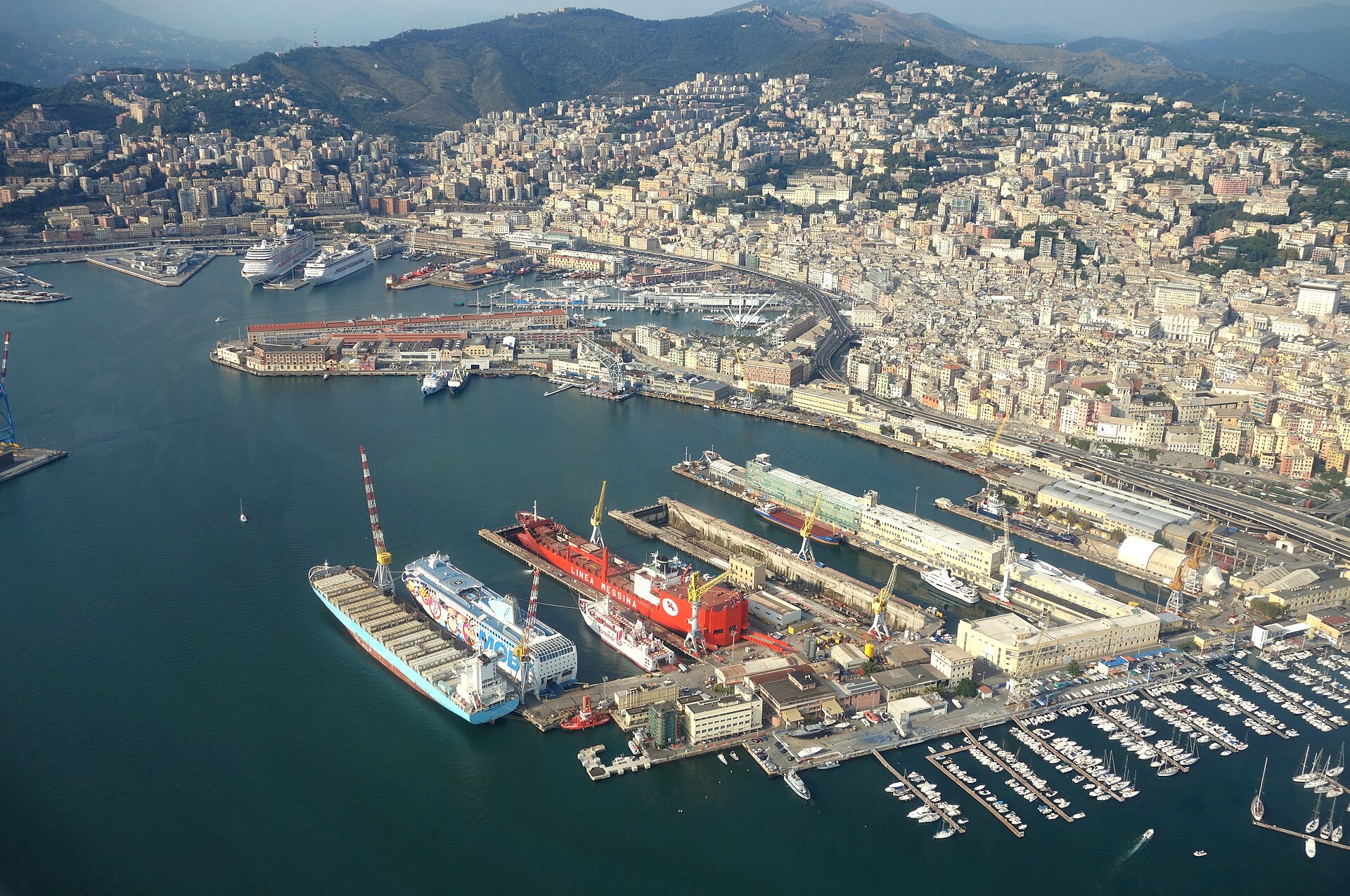Vista aerea del porto di Genova tra gru e cantieri navali